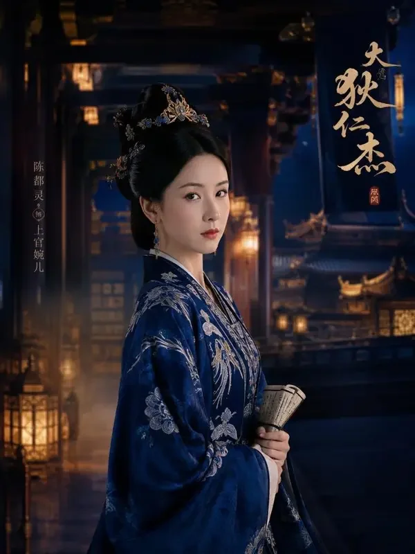 《皇上他敲门了》短剧封面：宫廊灯影下的古装女子